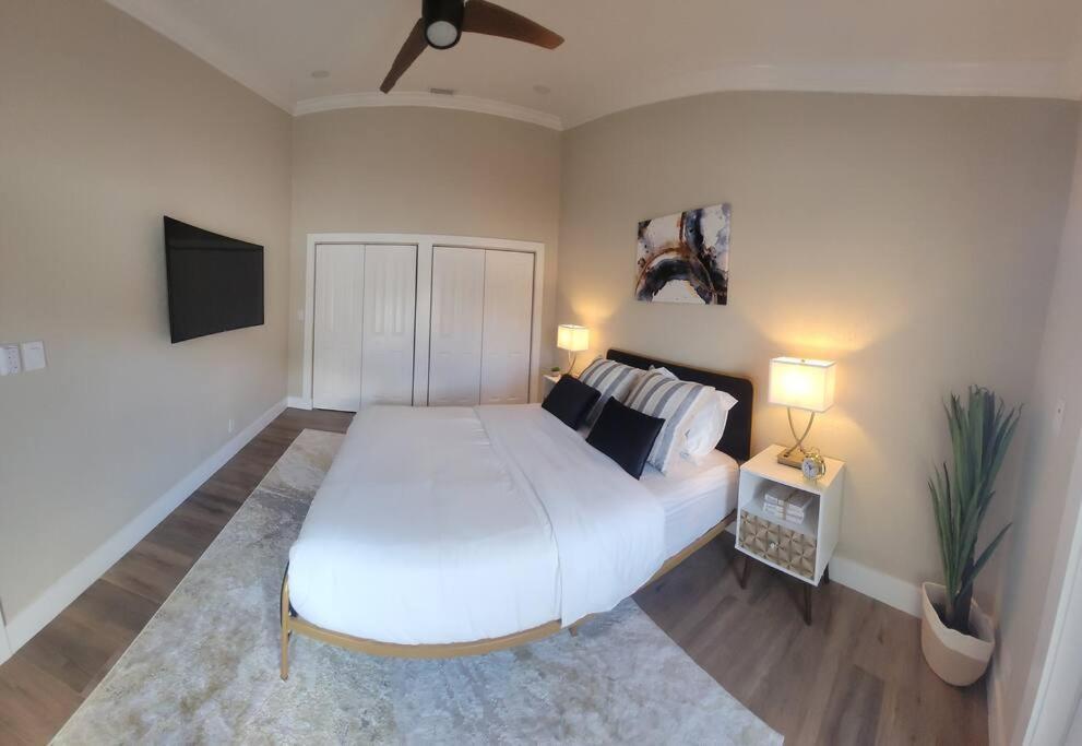 Alluring Luxury Oasis, Modern Comfort & Relaxation Wellington Extérieur photo