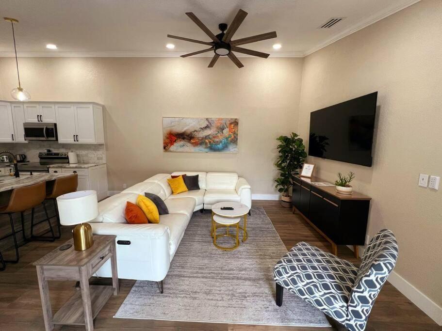Alluring Luxury Oasis, Modern Comfort & Relaxation Wellington Extérieur photo